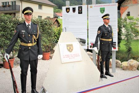 Gardista SV ob spominskem obeležju